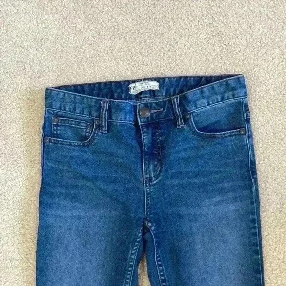 ⭐️ Free people distressed knee blue jeans in size 26 - Picture 2 of 6